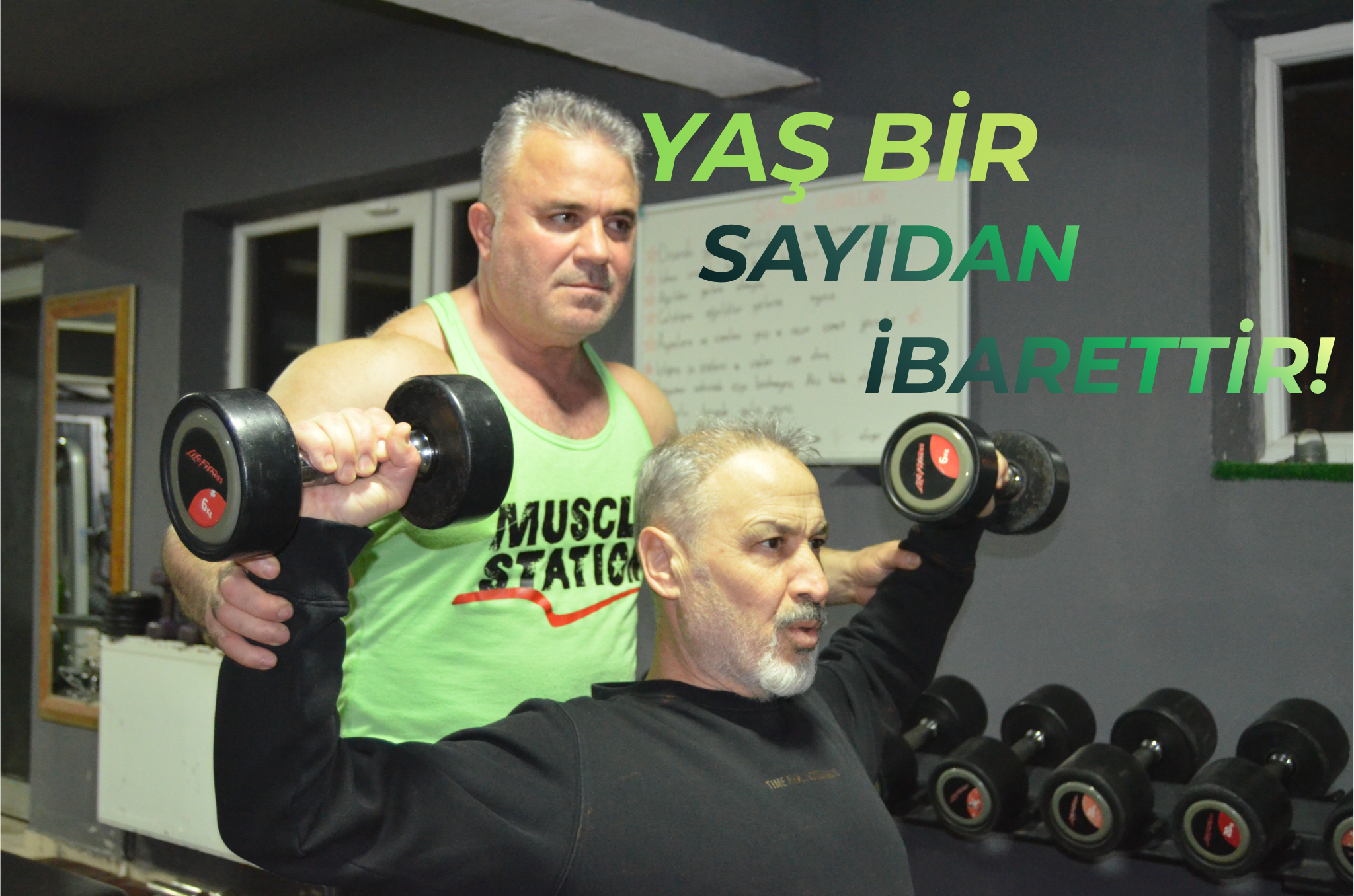 Eğitmen eşliğinde dumbbell press yapan motive üye - Yaş Bir Sayıdan İbarettir
